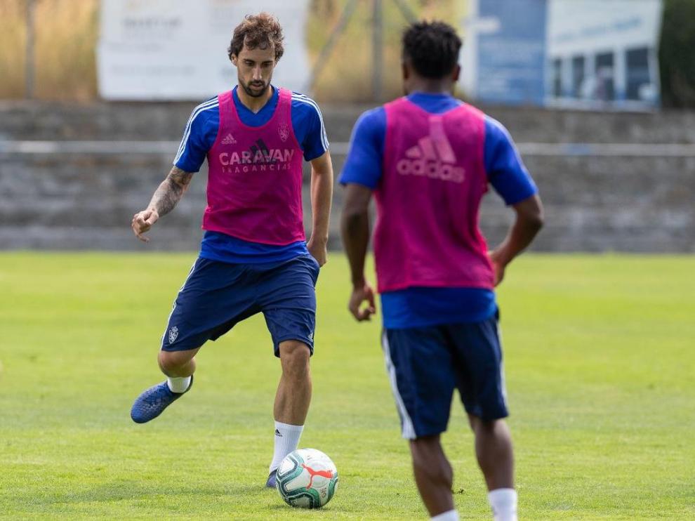 Íñigo Eguaras, con el balón, en el último entrenamiento en Boltaña.