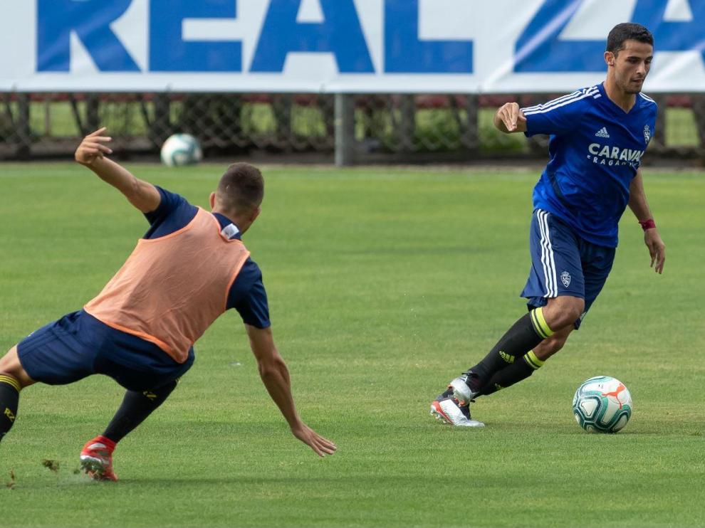El central del filial Jesús Álvarez, de azul, jugando como titular en la defensa del Real Zaragoza en el partido del pasado jueves ante el RZD Aragón (victoria por 3-0 del primer equipo).