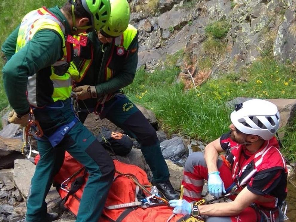 Imágenes de la operación de rescate de un montañero en el ibón de Escalar.