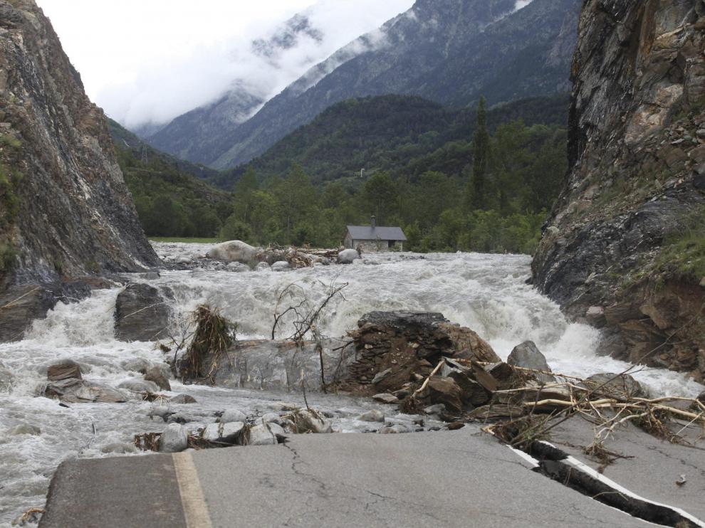 La carretera de acceso a Cerler, durante las inundaciones de junio de 2013 en Benasque. Ese tramo del río Ésera es uno de los que ha pasado a ser considerado área con riesgo potencial significativo de inundación (hasta ahora no lo era).