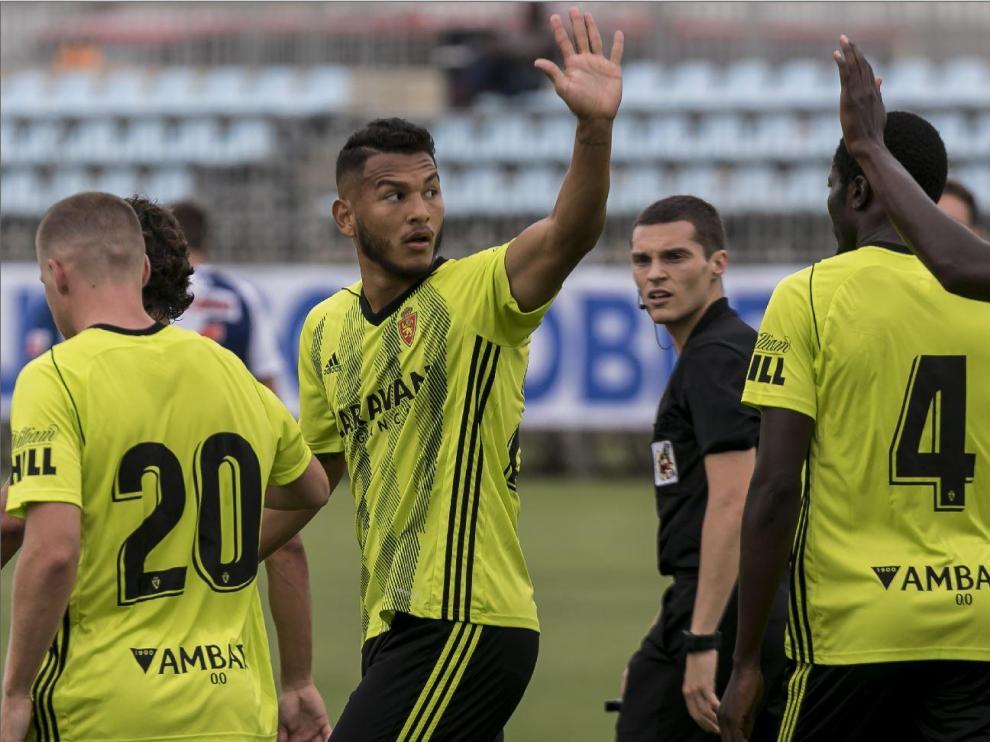 Los jugadores del Real Zaragoza, con Luis Suárez en el centro de la celebración, tras un gol de los anotados este sábado ante el Ebro en el amistoso a puerta cerrada jugado en la Ciudad Deportiva.
