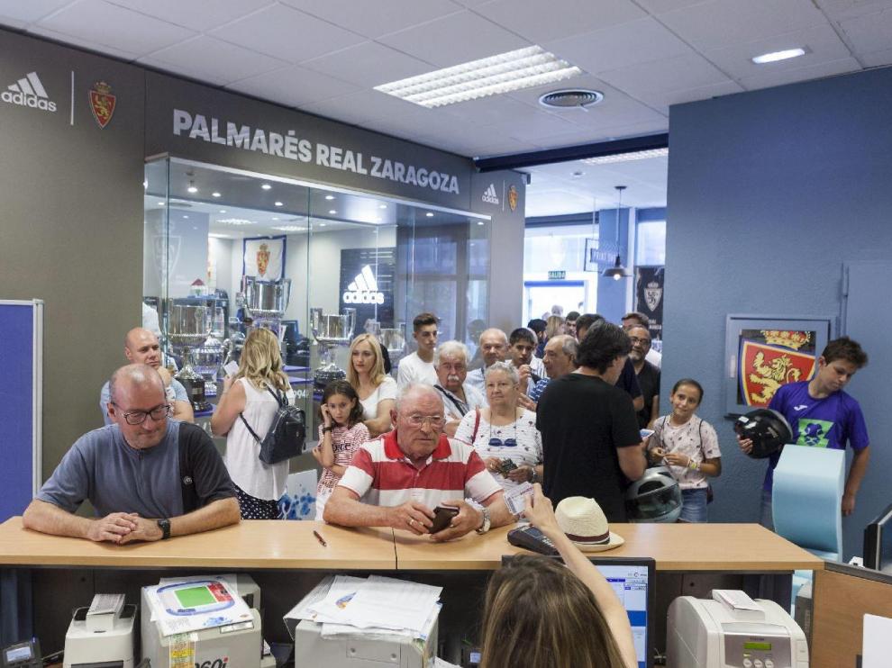 Filas en las oficinas del Real Zaragoza al inicio de la actual campaña de abonados
