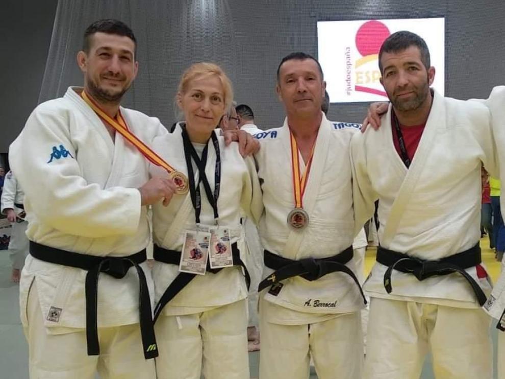 Ana Belén Fernández, el orgullo judoca de La Cartuja de Zaragoza, con otros tres compañeros de competición.