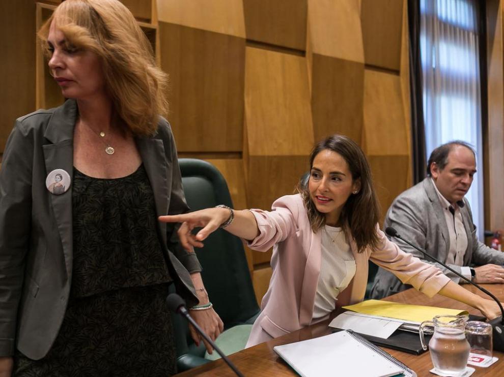 La concejal de Hacienda, María Navarro (en el centro), junto a la de Economía, Carmen Herrarte, y el de Personal, Alfonso Mendoza, este lunes en la comisión.
