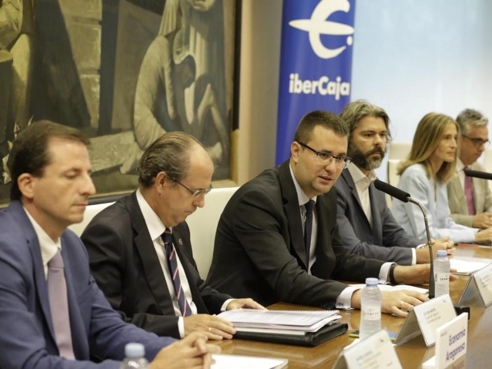 Los expertos Rubén Gimeno, Javier Nieto, Enrique Barbero, Santiago Martínez, Loles Sala y Juan Carlos Bandrés en la presentación del número 68 de la revista Economía Aragonesa de Ibercaja.