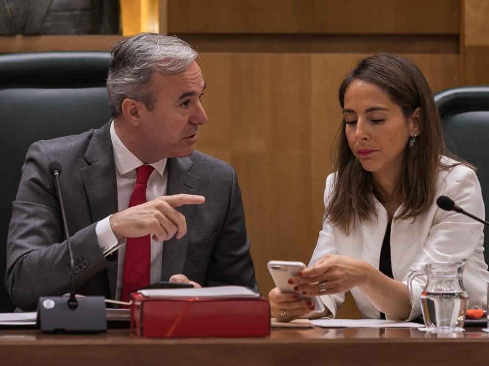El alcalde de Zaragoza, Jorge Azcón, se dirige a la responsable de Hacienda, María Navarro.