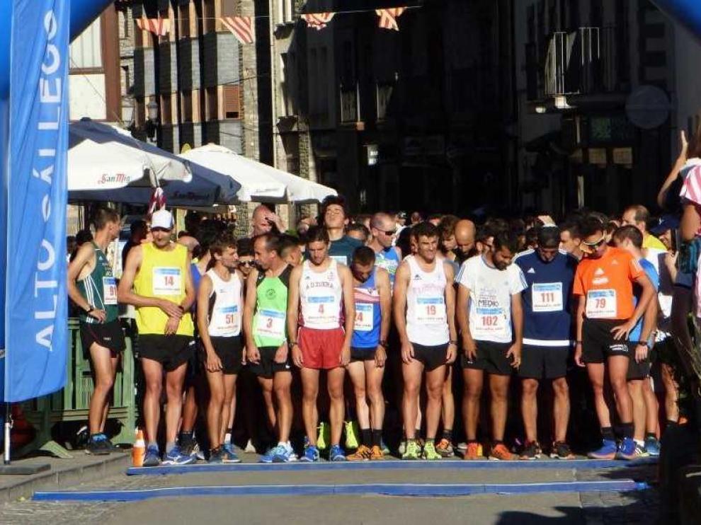Corredores expectantes a la señal de salida en el Cross Urbano de Biescas