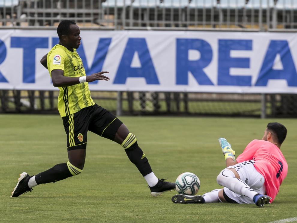 El delantero Raphael Dwamena itenta batir al meta del Ebro en el amistoso que tuvo lugar en la Ciudad Deportiva.