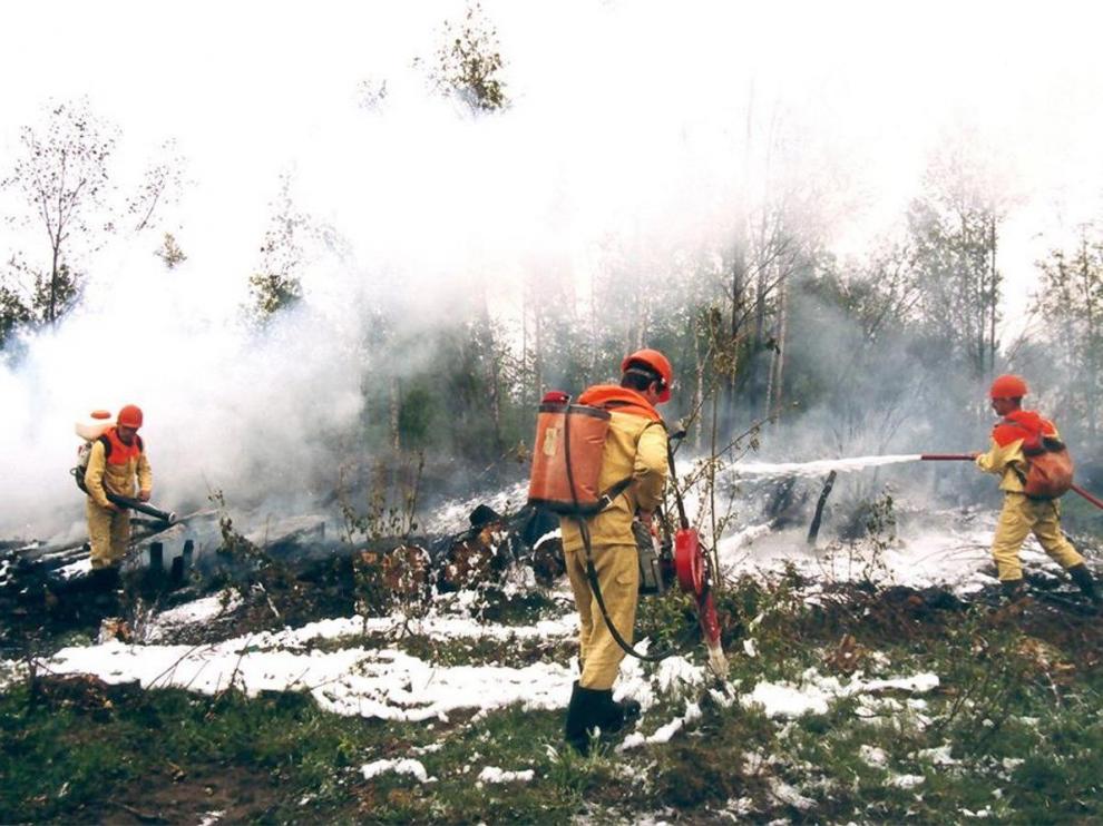 - (Russian Federation), 01/08/2019.- A handout picture made available by the press service of the Federation Service Aviation Forest Protection shows servicemen fighting wildfires in the taiga, or boreal forest, Krasnoyarsk region, Russia, 01 August 2019. According to the Aerial Forest Protection Service, as of 31 July, wildfires are blazing across nearly 2.8 million hectares (28,000 square kilometers). Russian president Vladimir Putin has reportedly ordered the military to join efforts to put out the various fires. (Incendio, Rusia) EFE/EPA/RUSSIAN FEDERATION SERVICE AVIATION FOREST PROTECTION / HANDOUT MANDATORY CREDIT BEST QUALITY AVAILABLE HANDOUT EDITORIAL USE ONLY/NO SALES Wildfires in Siberia