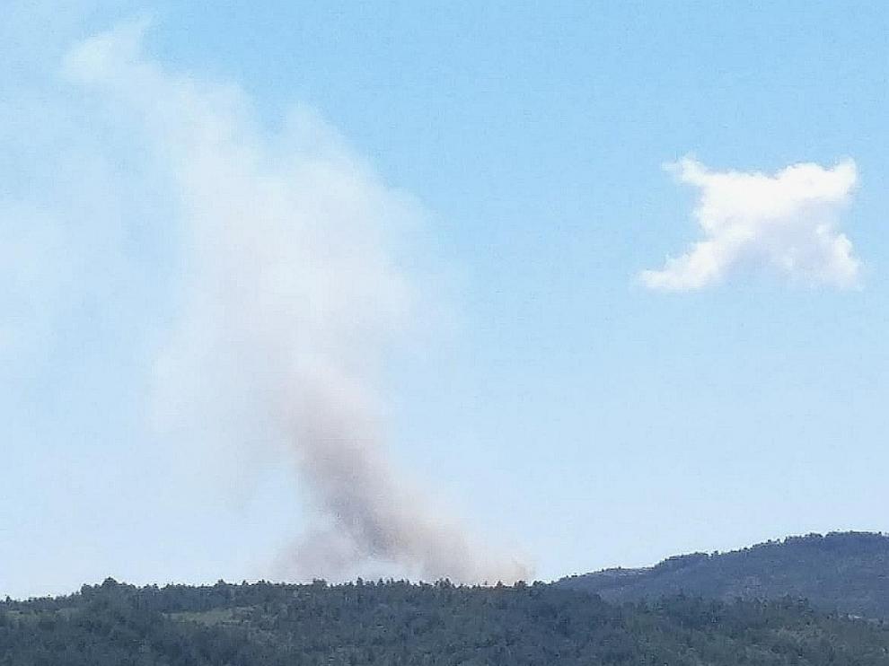 Columna de humo que se avista desde Laguarta.