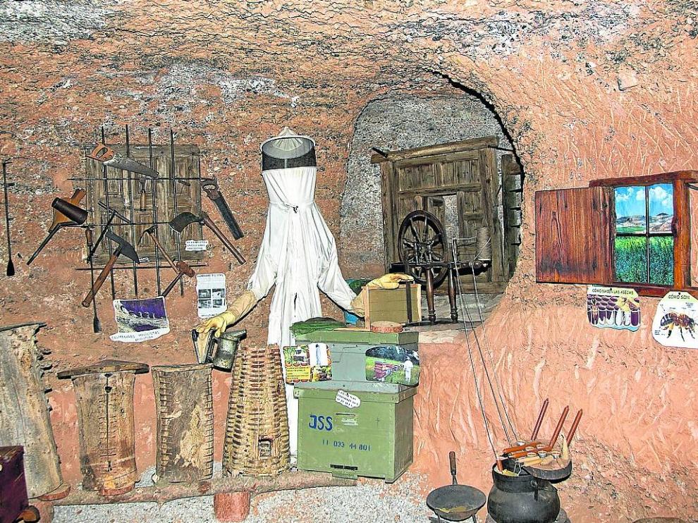 Algunos de los elementos que se pueden observar en el interior de la cueva en Anento.