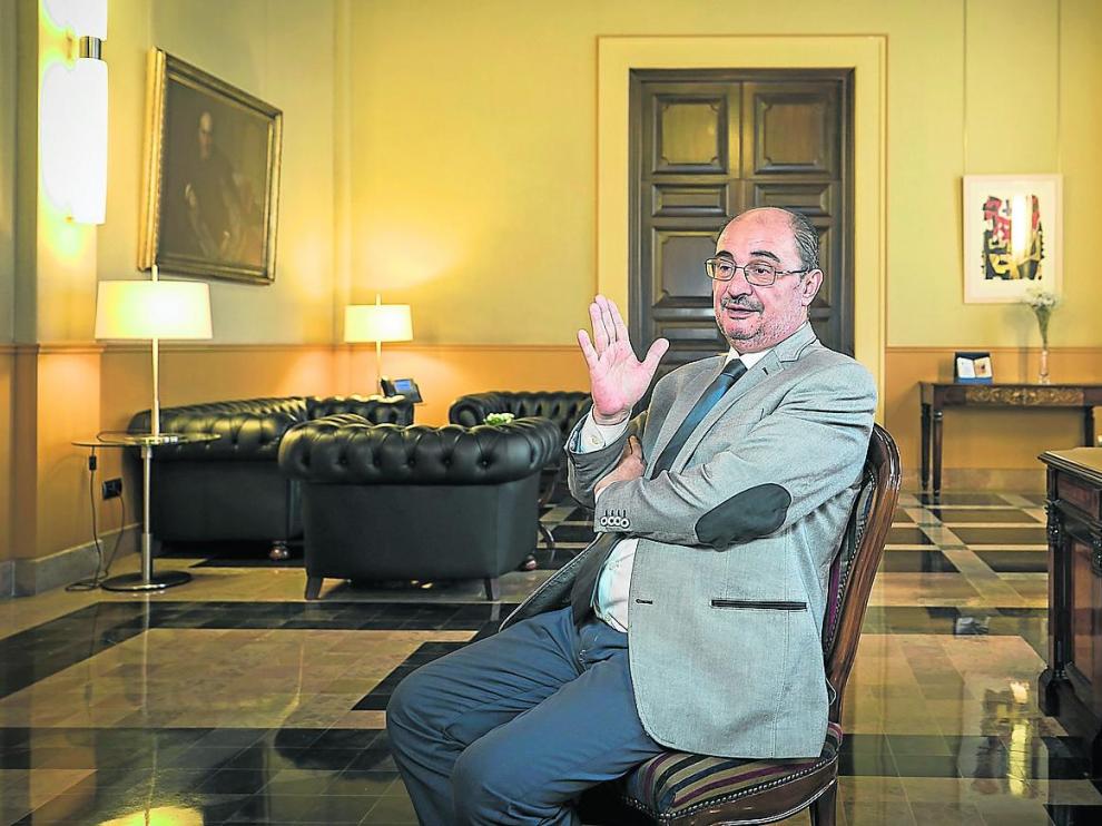 El presidente de la Comunidad autónoma de Aragón, el socialista Javier Lambán, este viernes, en su despacho del edificio Pignatelli.