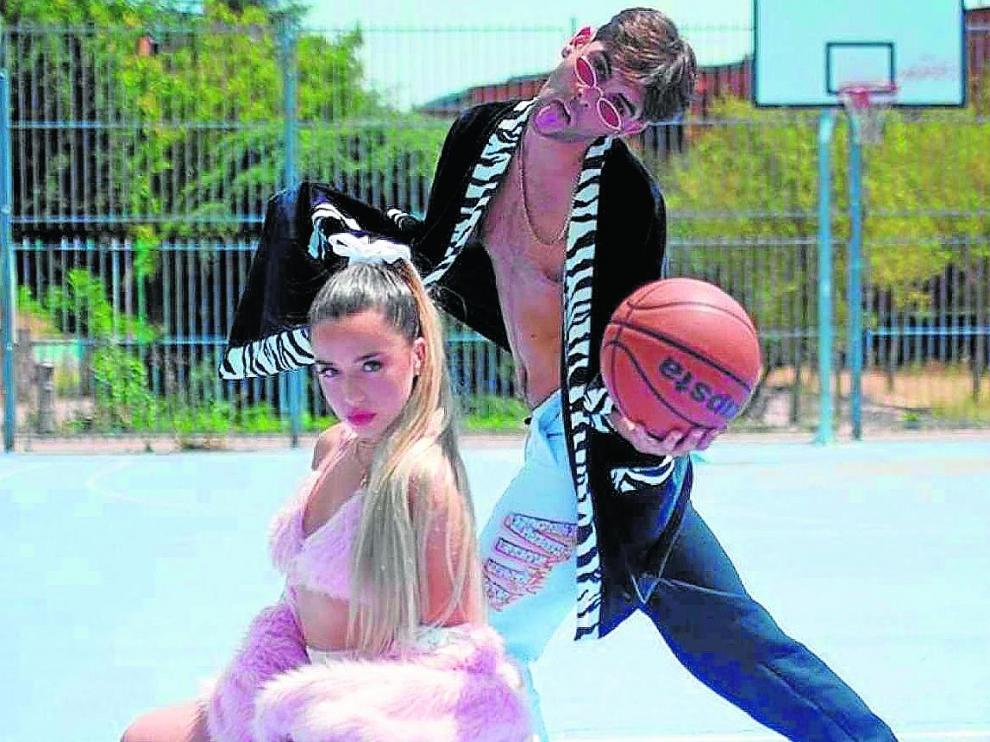 Lola Indigo y Don Patricio en el vídeoclip del tema 'Lola Bunny'