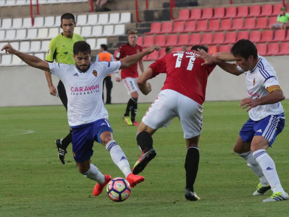 Javi Ros y Zapater pugnan con el tarraconense Álex López de Groot en el amistoso de verano de 2016 entre el Gimnástic de Tarragona y el Real Zaragoza, que acabó 0-0 en el Nou Estadi del club catalán.