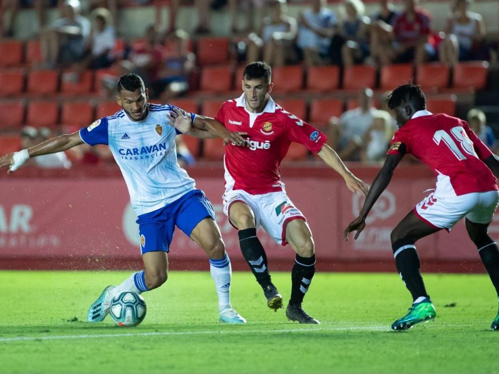 Luis Suárez, en la segunda parte del partido Nástic-Real Zaragoza, presiona la salida desde atrás de Djetei y Albarrán. En una acción parecida marcó el 1-1 con pillería y fe.