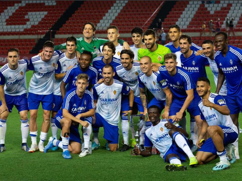 El equipo del Real Zaragoza que ganó 2-3 en Tarragona este sábado posa con el trofeo del club catalán en el Nou Estadi. Ratón, de verde fosforescente, en el centro, fue el portero titular en este partido.