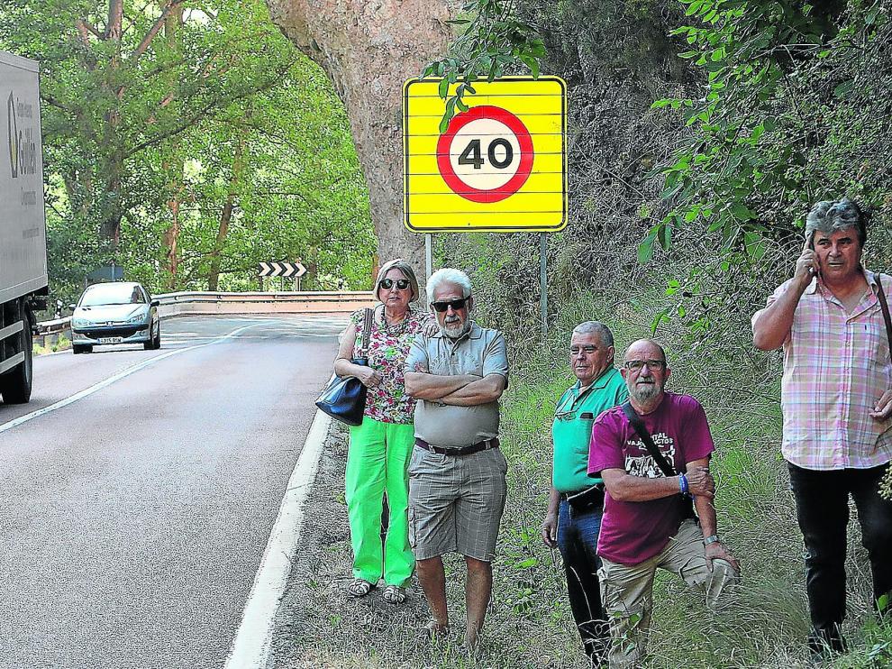 María Luisa Casanova, Manuel Gimeno, Jesús Plumed, Pepe Polo y Carlos Muñoz, de Teruel Existe, en la N-330, sin arcén y con muchas curvas. Piden que se haga la A-40.