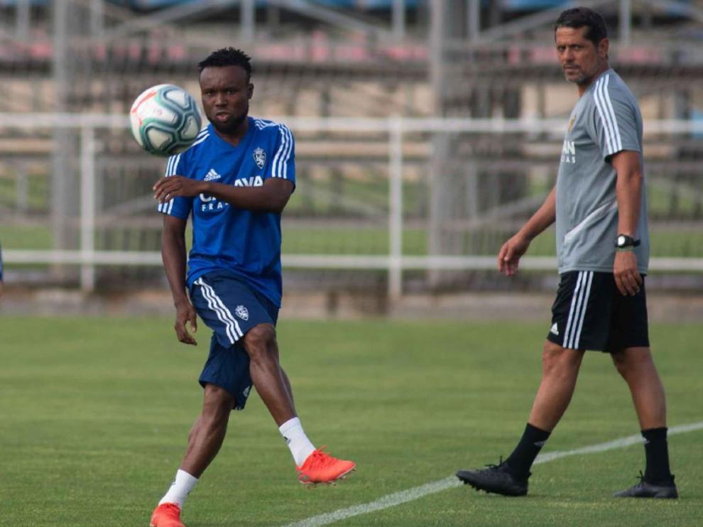 Loreto, el segundo entrenador del Real Zaragoza, en solitario junto a Igbekeme en el campo de entrenamientos de la Ciudad Deportiva.