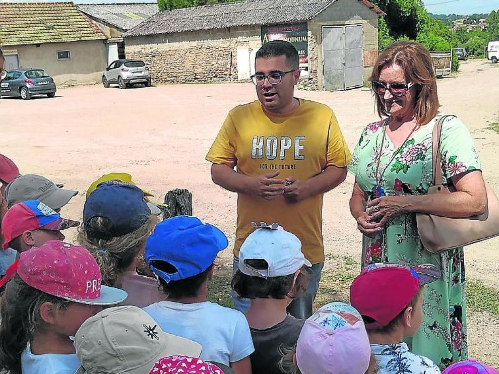 Raquel Esteban y Michael Guijo con los niños del festival.