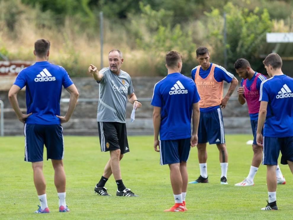 Víctor Fernández, papel en mano, instruye a sus jugadores en un ejercicio táctico en Boltaña, en una fase de esta pretemporada.