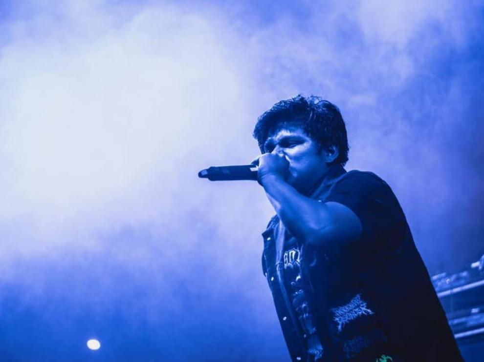 César Canales, cantante de la banda de metal salvadoreña Apes of God, en un concierto.