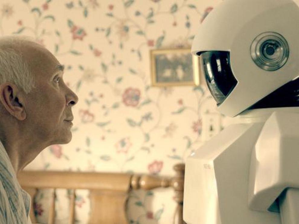 Fotograma de la película 'Robot & Frank' (2012). Las personas tratan a los robots como seres vivos pese a saber que son máquinas.