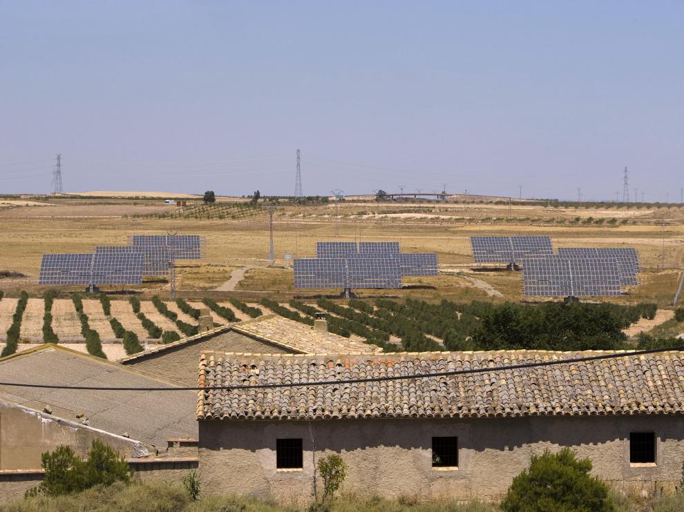 Imagen de archivo de una planta fotovoltaica en los montes aragoneses.