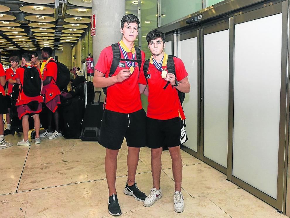 Jaime Pradilla y Javi García, este lunes nada más aterrizar en Madrid con el oro continental