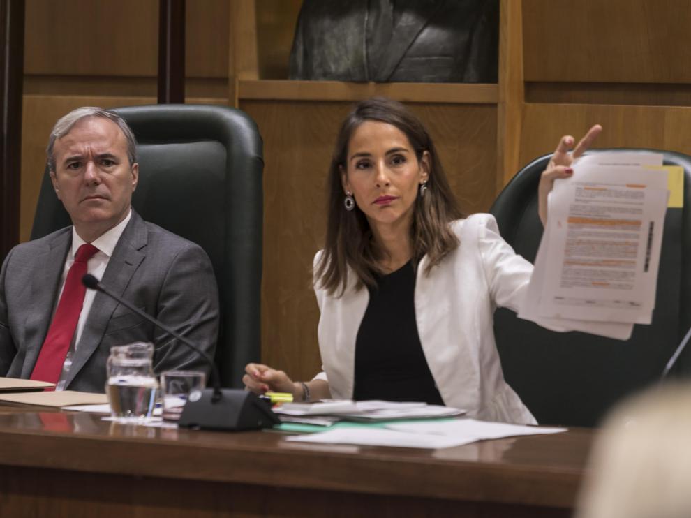 El alcalde, Jorge Azcón, y la concejal de Hacienda, María Navarro, en el útlimo pleno municipal.
