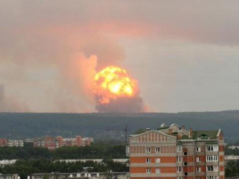 Imagen de la explosión del arsenal de armas.