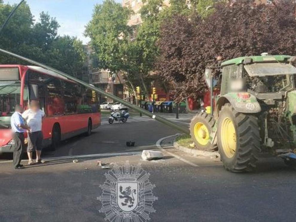 Aparatoso accidente en Zaragoza con un tractor y un autobús implicados.