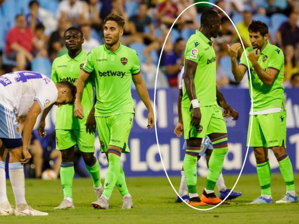 Dwamena, a la derecha de la imagen (señalado), recibe órdenes de su compañero Coke, capitán del Levante, durante el partido ante el Real Zaragoza del pasado verano en La Romareda durante el torneo de verano.