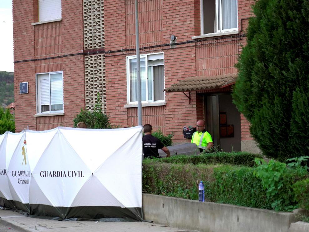 Inmediaciones de la vivienda en la que un hombre ha matado a su hijo y apuñalado a la madre, su pareja, en Andorra