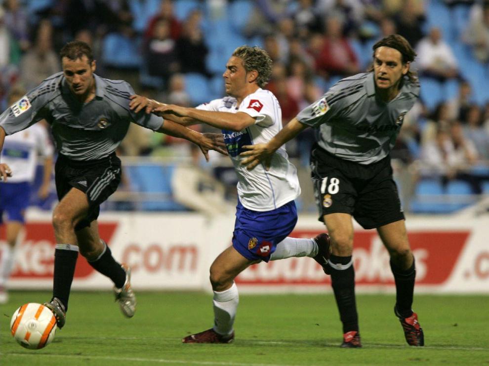 El zaragocista Sergio García intenta superar en el área a los centrales del Real Madrid, Iván Helguera y el inglés Woodgate, en el Trofeo Ciudad de Zaragoza-Memorial Carlos Lapetra de 2005 (2-2 y victoria por penaltis de los aragoneses).