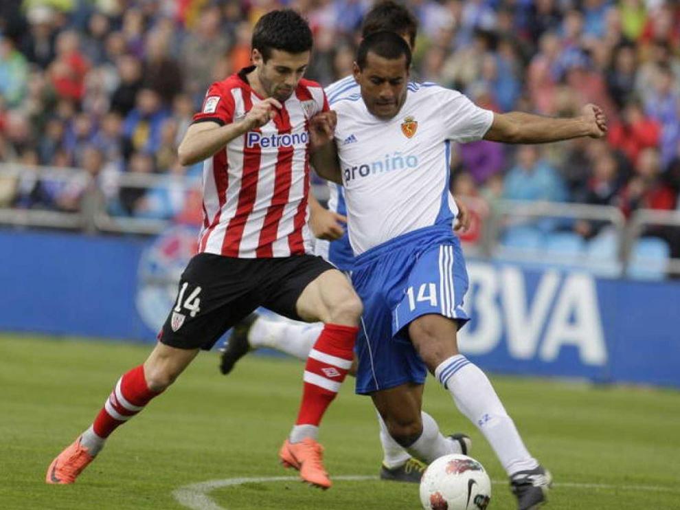Markel Susaeta, el '14' del Athletic de Bilbao, pugna con el central paraguayo del Real Zaragoza Paulo Da Silva en un partido jugado en La Romareda antes del descenso de los aragoneses a Segunda.