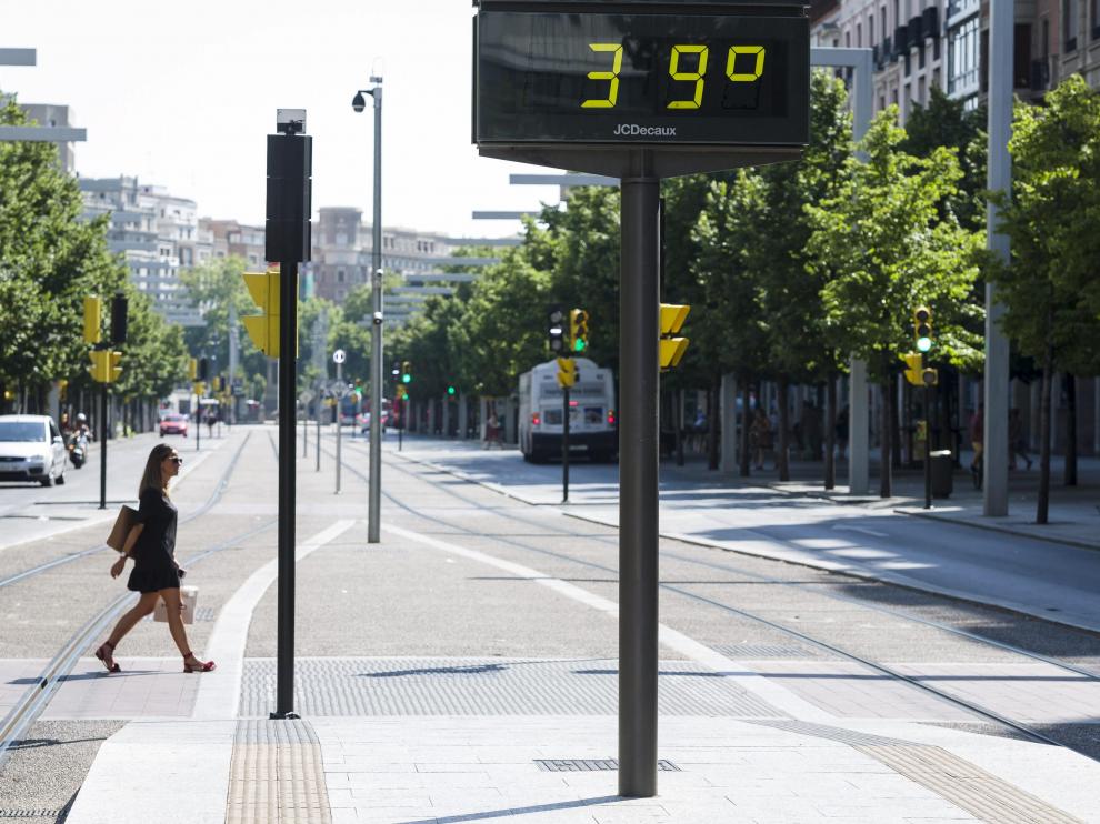 Un termómetro marca 39 grados en el centro de Zaragoza.