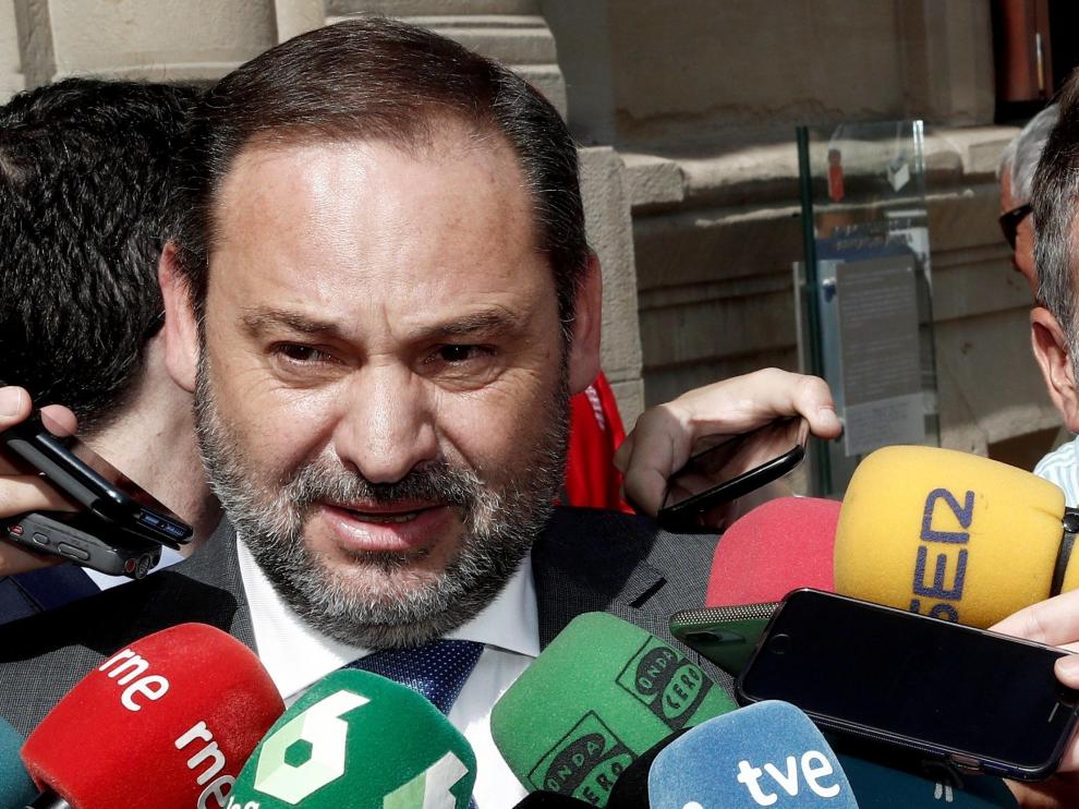 El ministro de Fomento, José Luis Ábalos, atiende a los medios a su llegada al acto de investidura de Chivite, en Navarra.