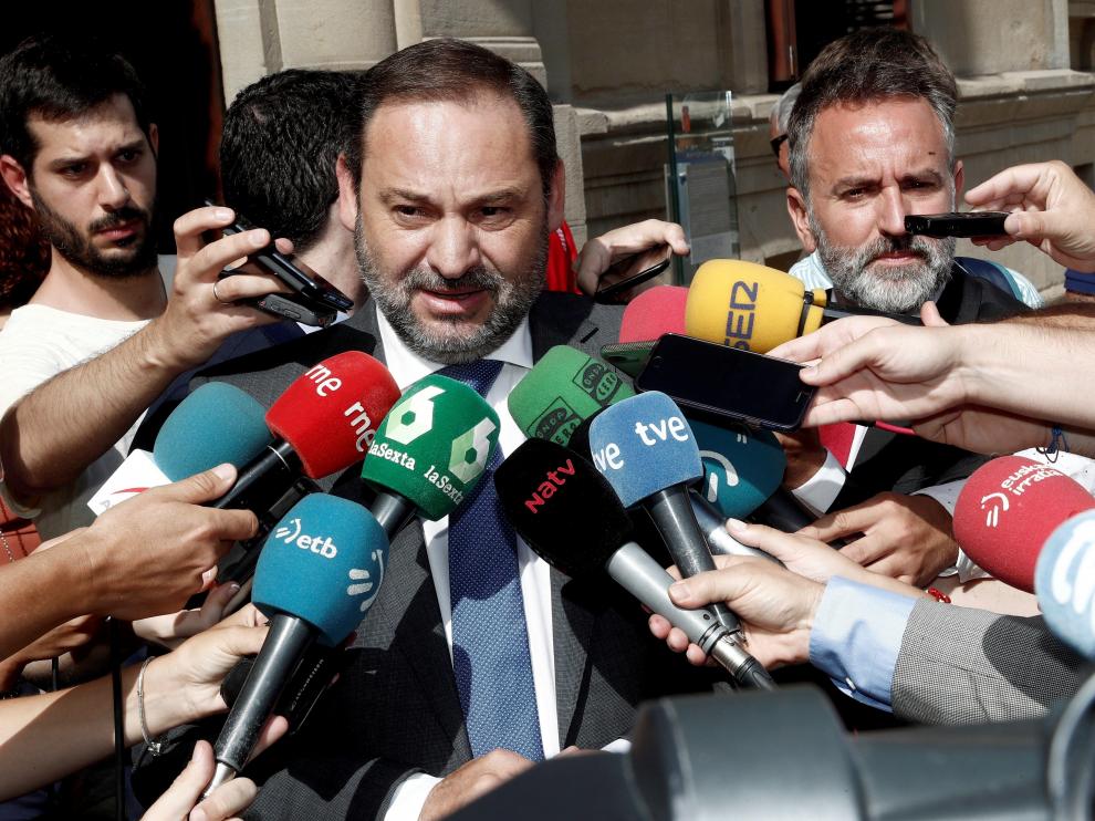 El ministro de Fomento, José Luis Ábalos, atiende a los medios a su llegada al acto de investidura de Chivite, en Navarra.