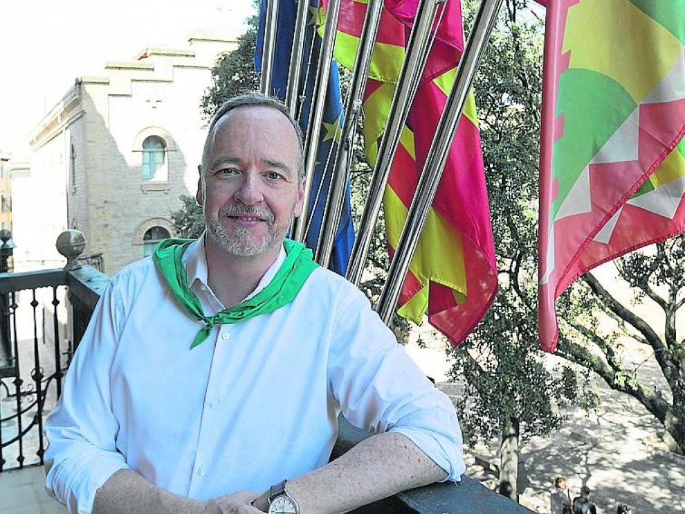 Ramón Lasaosa, en el balcón principal del Ayuntamiento.