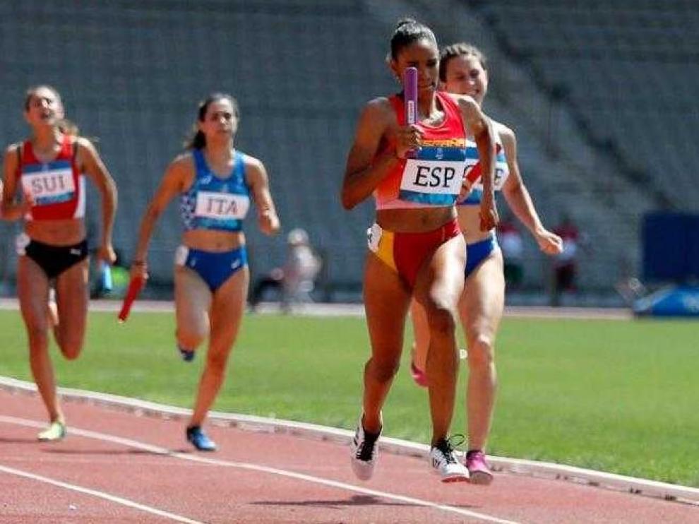 Salma Paralluelo, en su relevo en el 4x400 vallas del FOJE