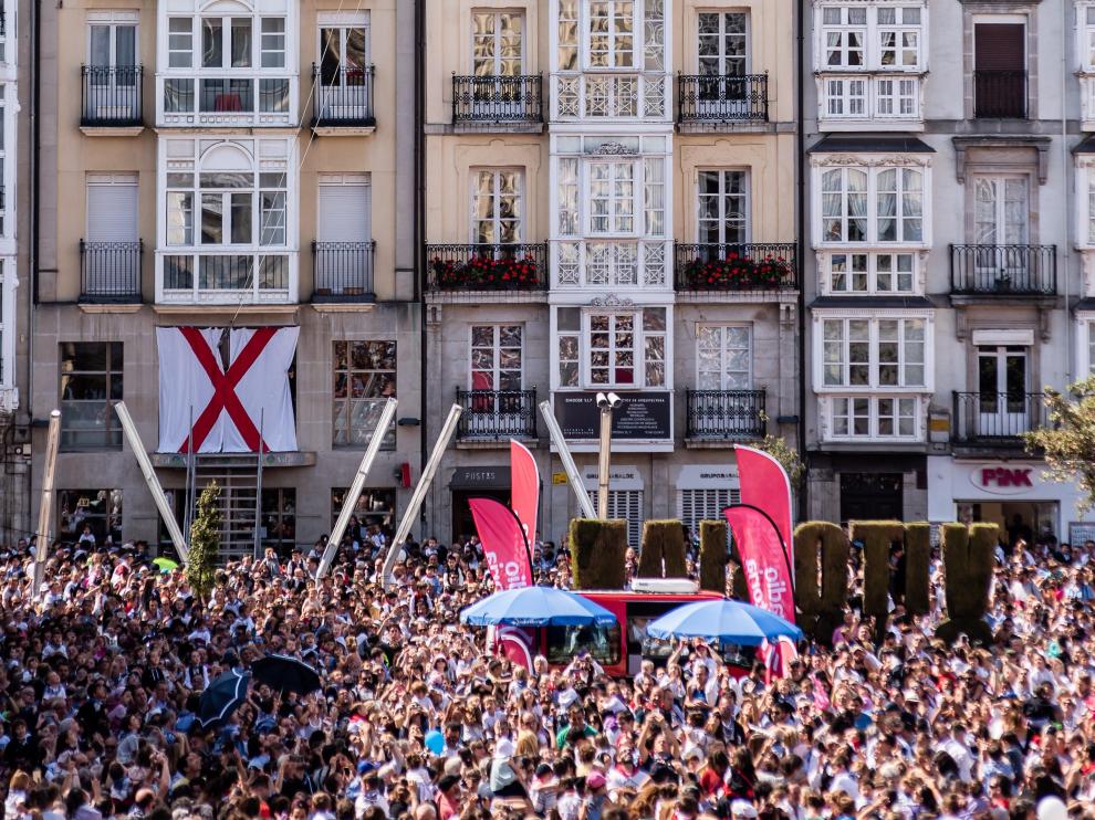 Vista de la plaza del Ayuntamiento de Vitoria, este miércoles, durante el chupinazo de fiestas.