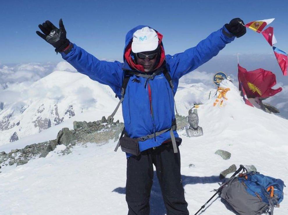 El alpinista español de 80 años Carlos Soria, tras coronar el pico Lenin (Kirguistán)