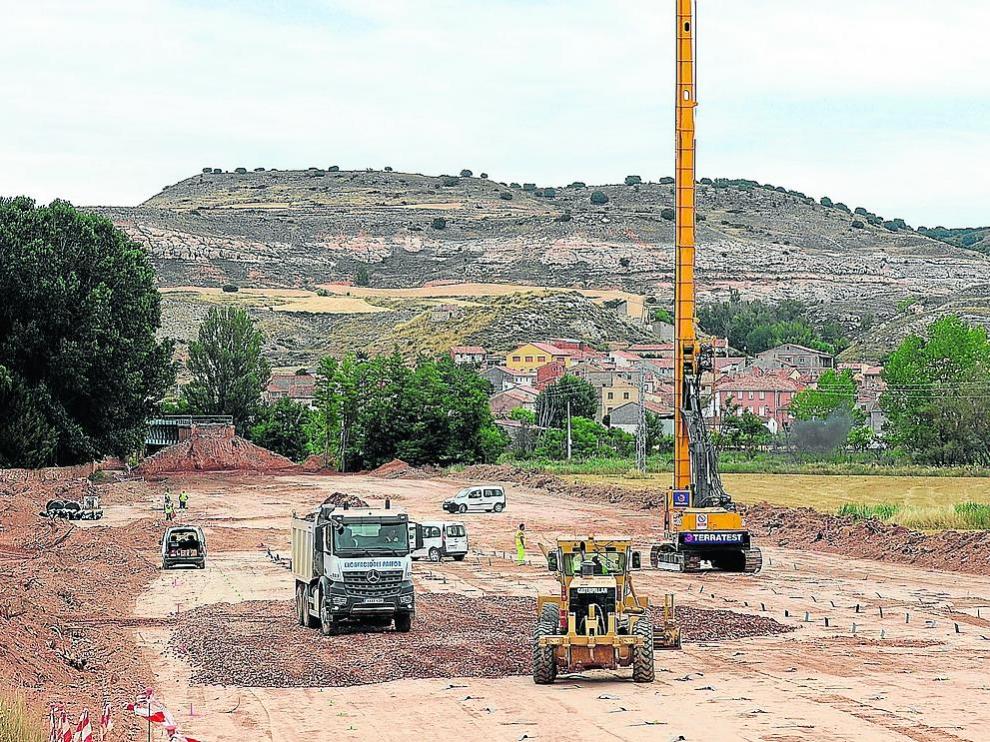 Obras de refuerzo de la estructura ferroviaria en la zona de Navarrete, donde la vía ha sido levantada totalmente.