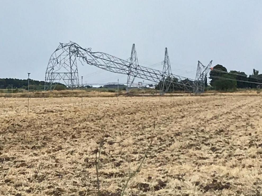 Una tormenta ha derribado unas torres eléctrica que suministran luz a los barrios de Tauste.
