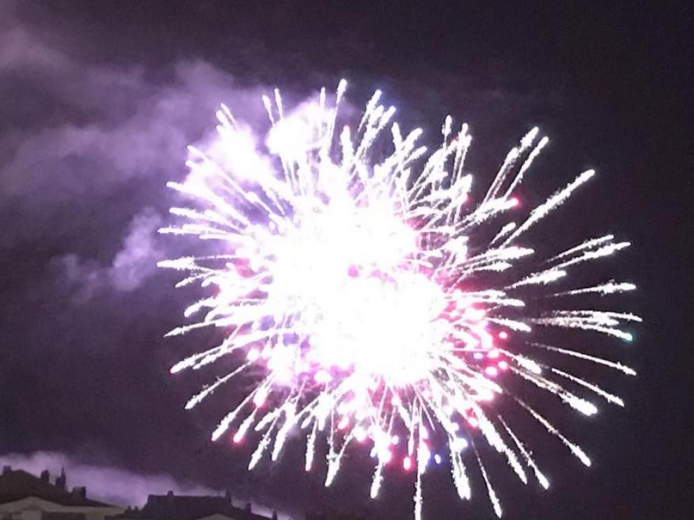 Los fuegos artificiales iluminan la noche de Huesca en plenas Fiestas de San Lorenzo