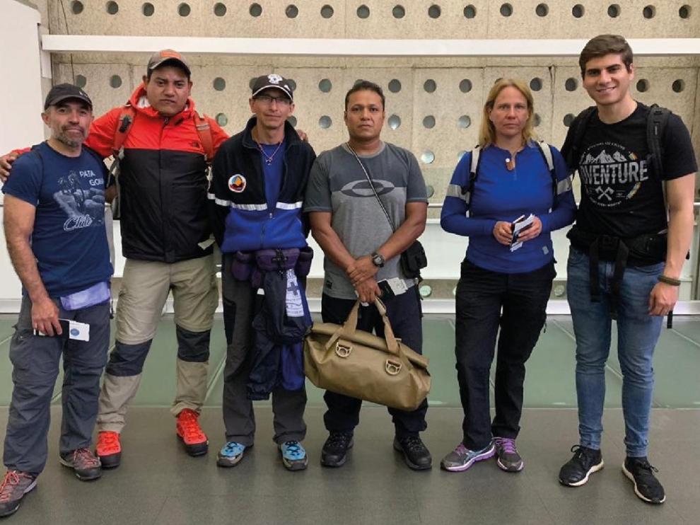 Los seis rescatistas de México que viajan a España a colaborar en el dispositivo de búsqueda de Jesús Ríos.