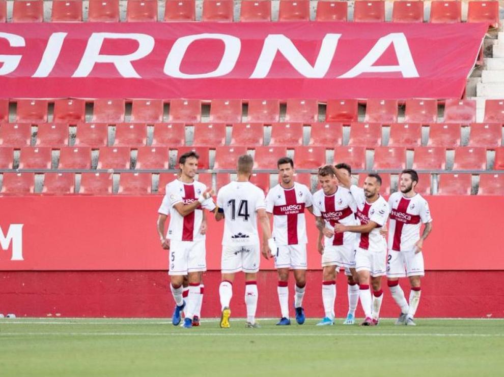 Los jugadores de la SD Huesca celebran uno de los dos goles de Raba ante el Girona.