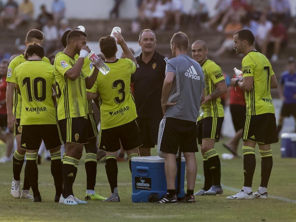 Los jugadores del Real Zaragoza se refrescan en el minuto 30 de la segunda parte del partido de este sábado en Tudela ante el Tudelano.