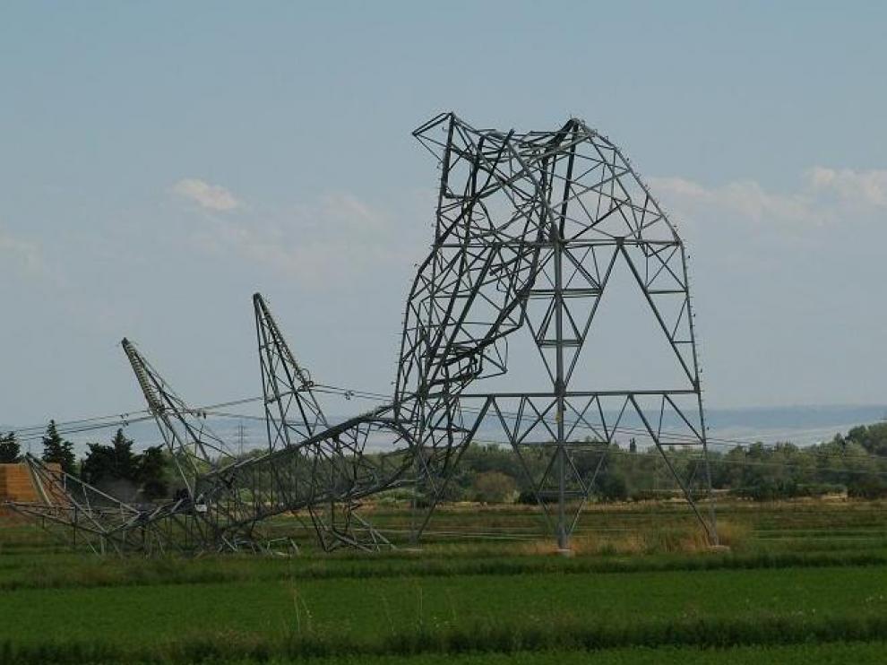 Una de las 23 torres eléctricas derribadas en Tauste, totalmente dobladas.