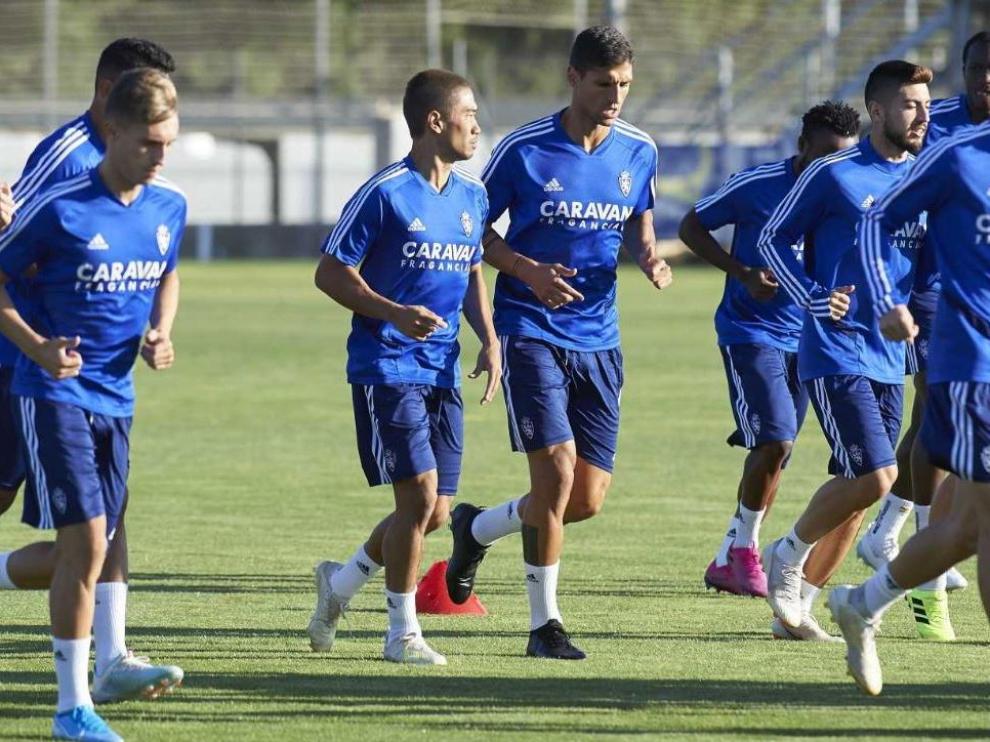 Kagawa, en el centro del grupo, acompañado de su inseparable Grippo en el entrenamiento del Real Zaragoza este lunes por la tarde en la Ciudad Deportiva.